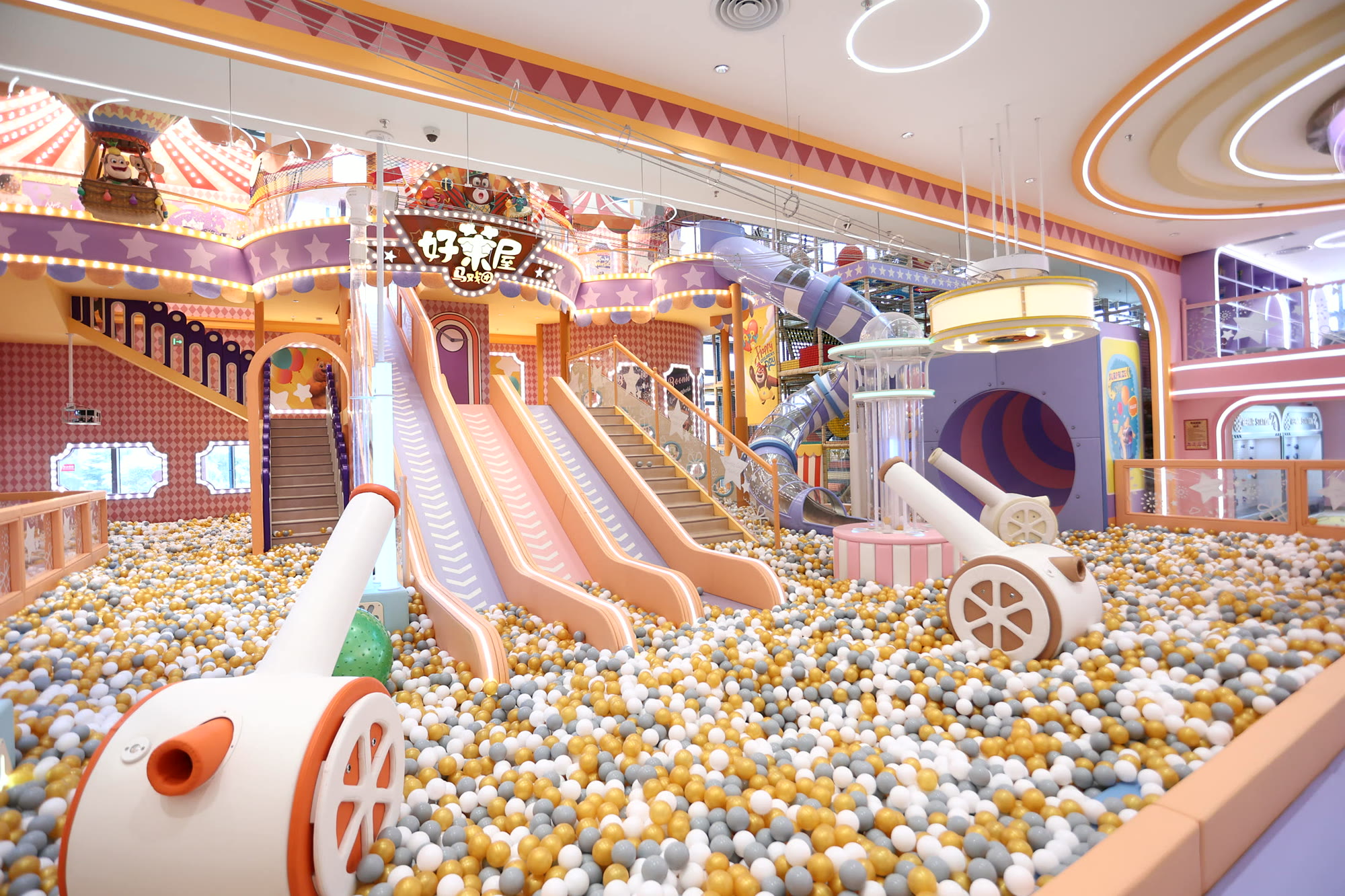 Premium family and themed experience venue Premium family and themed experience venue with custom play environments